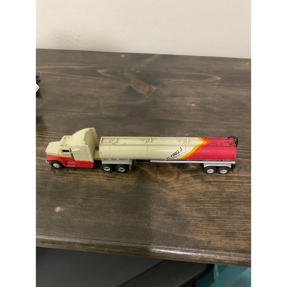 ERTL Flying J Peterbilt Tanker Semi Truck 1:64 Diecast 3441SR Vintage